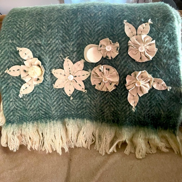 Super soft, beautiful green throw cover! - Picture 3 of 8